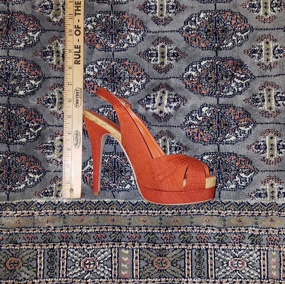 Beautiful stylish Anne Michelle pump - Picture 3 of 6